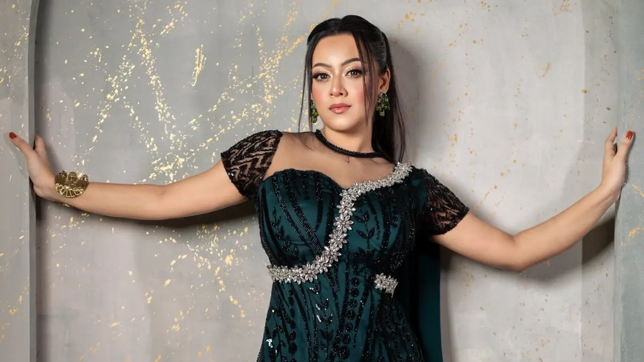 সবুজ গাউনে গ্ল্যামারাস সাজে দীঘি