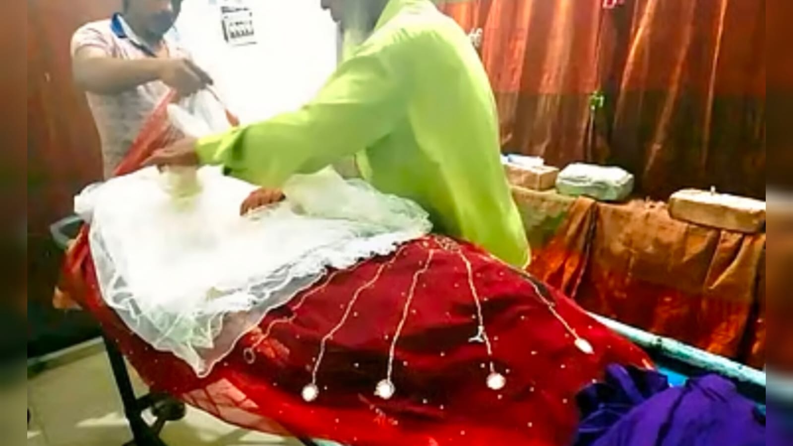 দুর্ঘটনায় বর-কনেসহ নিহত ১৪ : বিয়ের বেনারসিতে নিথর নববধূ