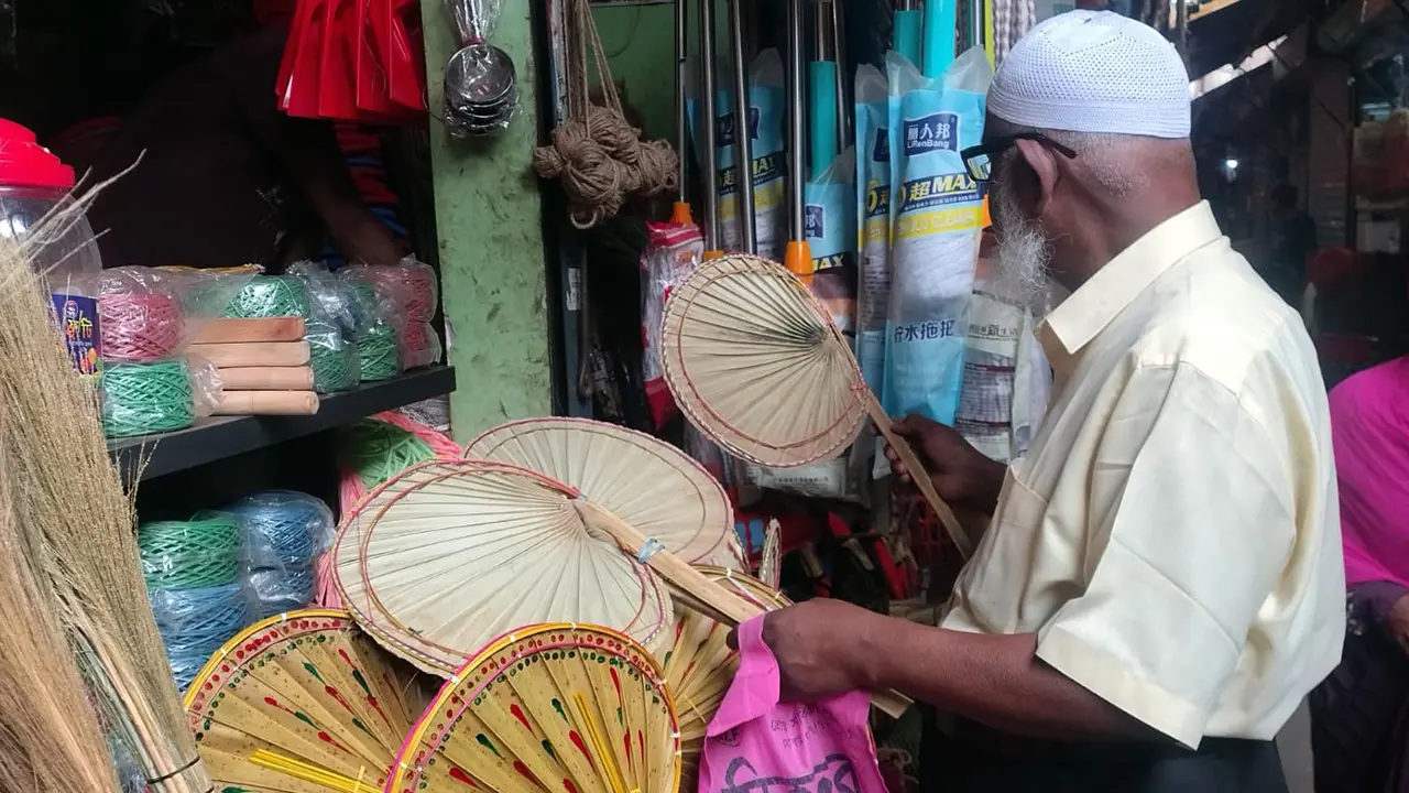 রাজবাড়ীতে দিনে ১২ ঘণ্টা লোডশেডিং, বেড়েছে হাতপাখার কদর