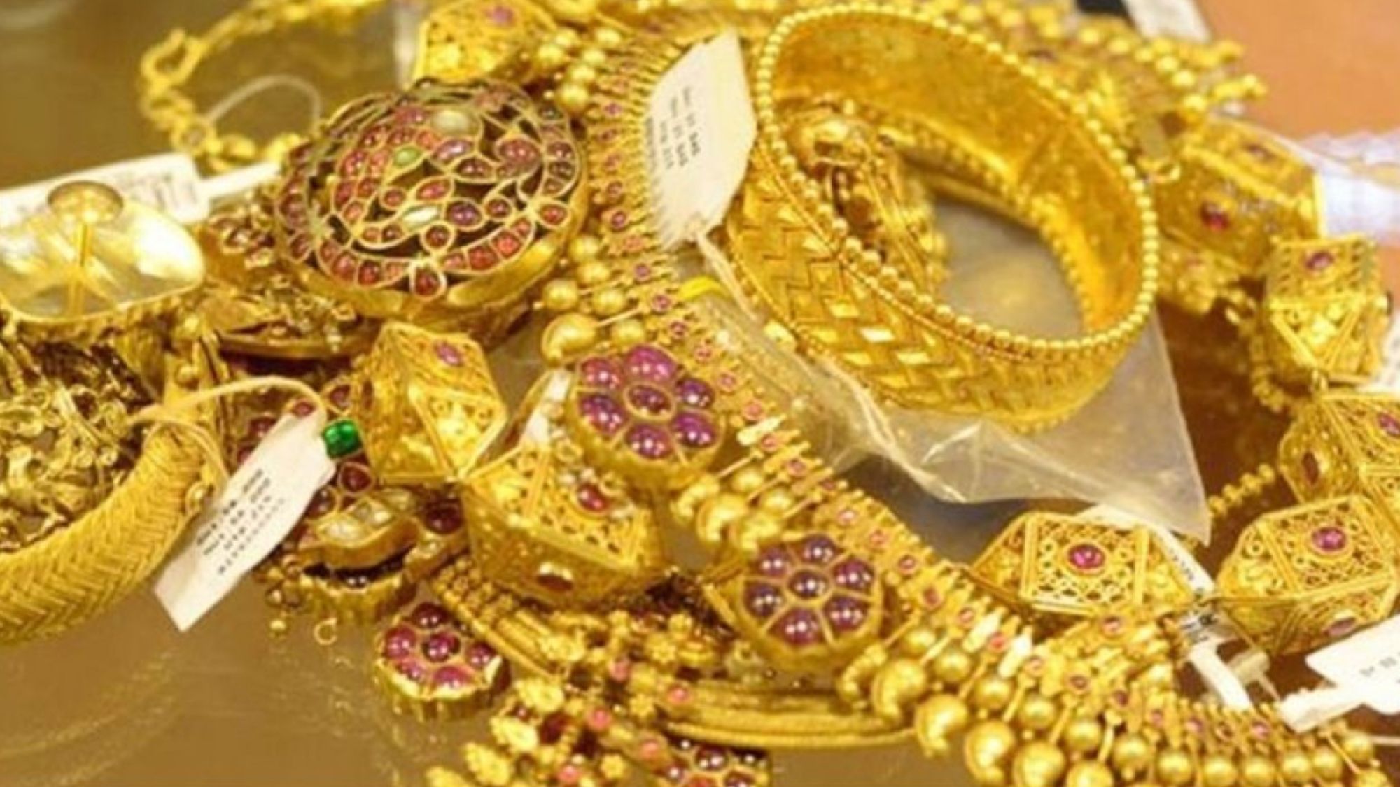 স্বর্ণের বাজারে আগুন, অর্থনীতিতে উদ্বেগ