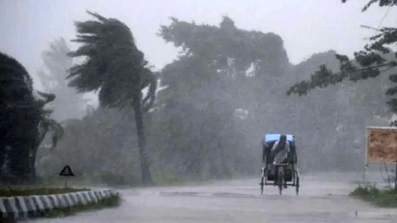 রাতের মধ্যে ১৮ অঞ্চলে ৬০ কিলোমিটার বেগে ঝড়ের আভাস